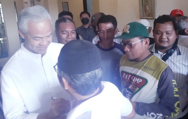 Ditengah kesibukannya, Balon Capres Ganjar Pranowo bertemu pejuang pembentukan Kota Banjar, Sulyanati di Kota Banjar, Senin (9/10/2023).