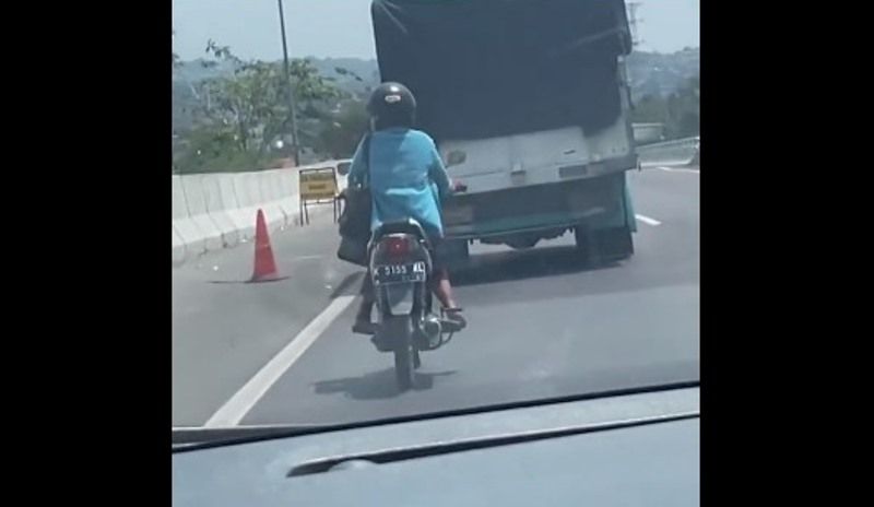 Momen emak-emak naik motor Supra X Pelat Nomor Polisi K (Pati) masuk tol Kaligawe Semarang