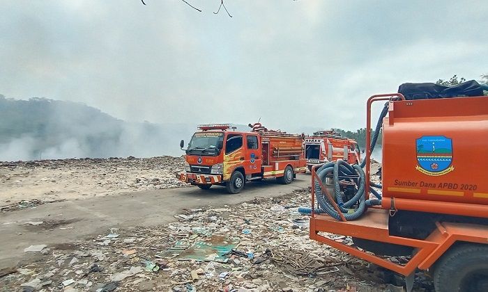 Petugas Damkar sedang melakukan pendinginan di tengah gundukan sampah di TPA Purbahayu Pangandaran, Senin, 9 Oktober 2023.