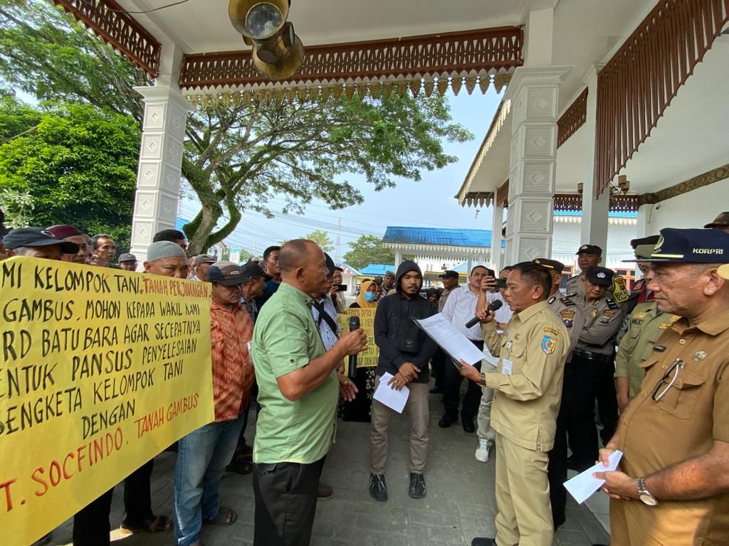 Masyarakat yang tergabung dalam kelompok Tani Tanah perjuangan Simpang Gambus berunjuk rasa di Kantor Bupati dan DPRD Batu Bara, Lima Puluh pada Senin, 09 Oktober 2023.