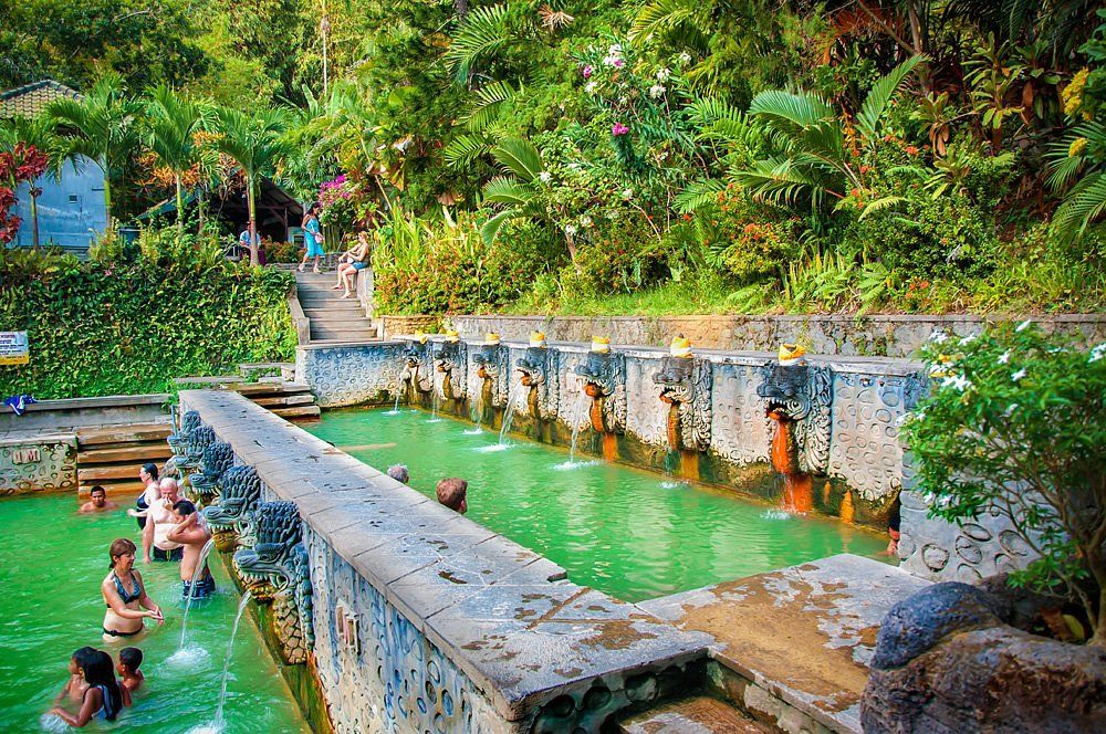 Salah satu kolam pemandian air panas di Desa Banjar