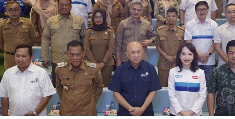 Kang Jimat bersama Menteri Koperasi dan UKM di acara MoU PT Global Diari Alami dengan LPDB UMKM. 