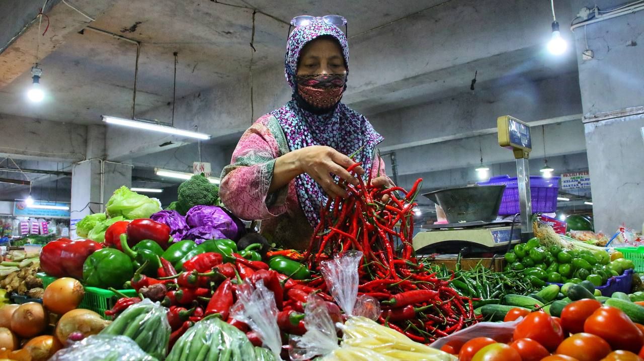 Seorang pedagang sedang membereskan cabe di sebuah pasar di Kota Bandung