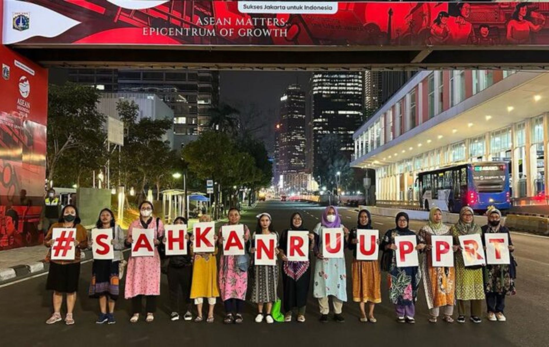 Aksi pekerja rumah tangga dan aktivis perempuan di depan baliho KTT ASEAN 2023 Sarinah pada 7 September 2023 lalu.