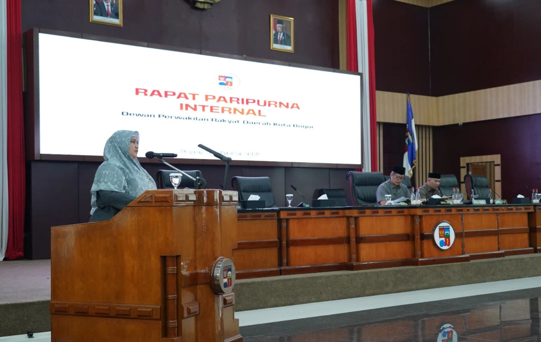Ketua Bapemperda DPRD Kota Bogor, Endah Purwanti saat memaparkan Draft Raperda Pemberian Insentif dan Kemudahan Investasi.