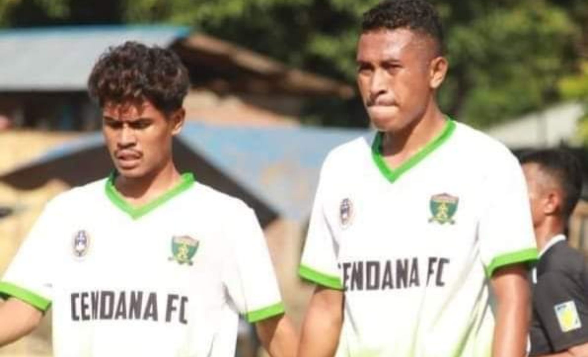 Pedro Tukan (kiri) dan Silus Moton (kanan), pencetak gol bagi Tunas Cendana dalam laga kontra Ikutubo di M3 Cup I Flotim 2023.//