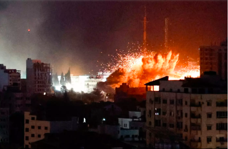 Tentara Israel kepung Gaza dengan menjatuhkan bom dengan sasaran fasilitas sipil pada konflik Palestina Israel Senin 9 Oktober 2023 malam.