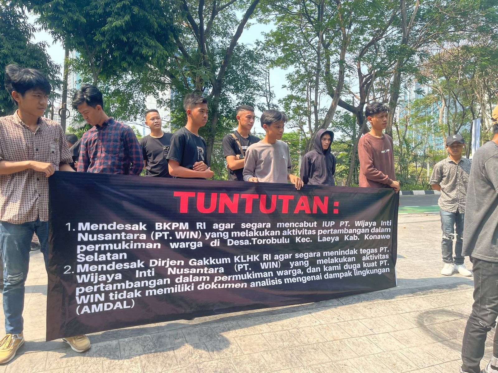 Aksi demonstrasi Konutara dan HP21N di Kantor Dirjen Gakkum KLHK RI, melaporkan dugaan aktivitas PT WIN di area pemukiman warga Desa Torobulu. 