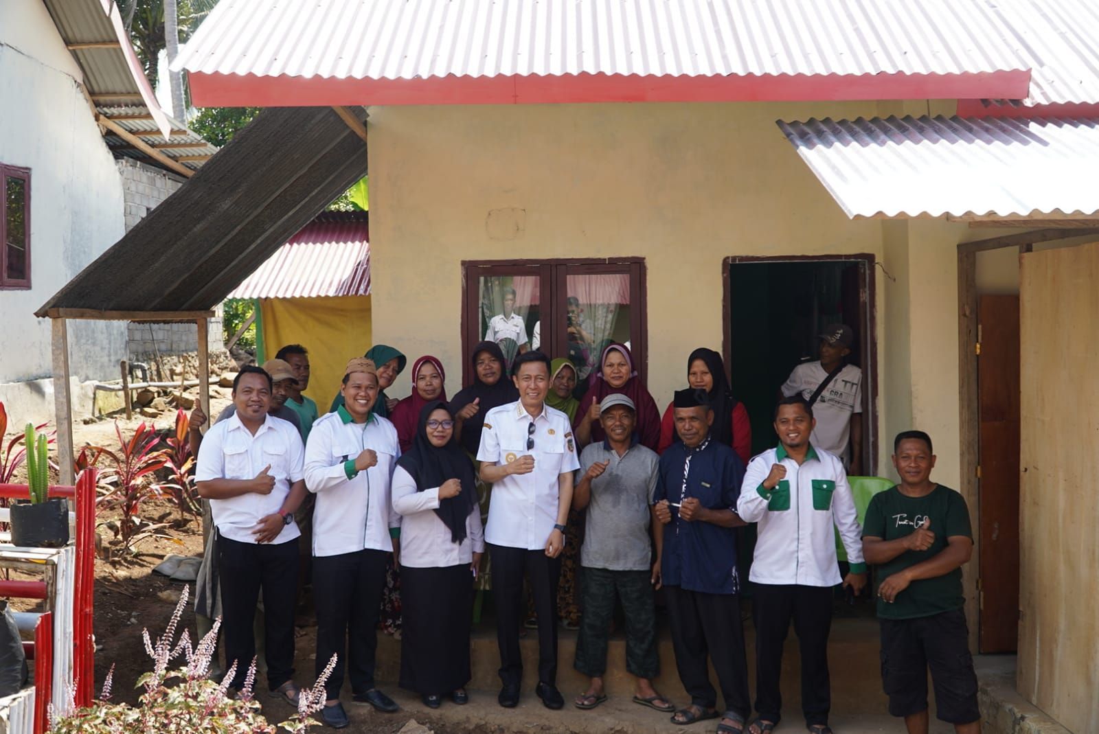 Bupati Iskandar Kamaru bersama warga pemerima manfaat rumah di Desa Pakuku Jaya