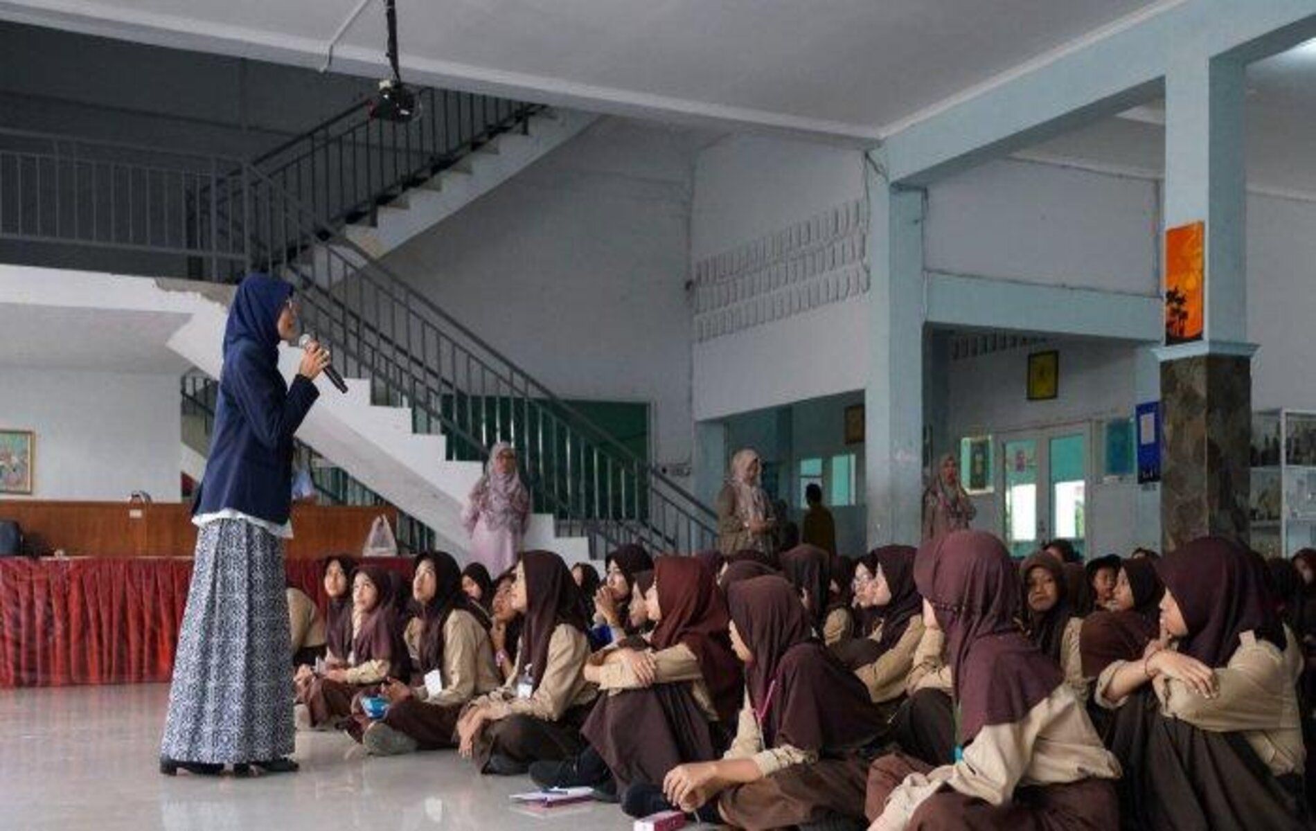 Anggota DPRD Kota Bogor yang juga sekretaris Komisi I, Anna Mariam Fadhilah berkesempatan menyampaikan pendidikan Pancasila kepada siswa-siswi kelas 7 SMPN 12 Kota Bogor.
