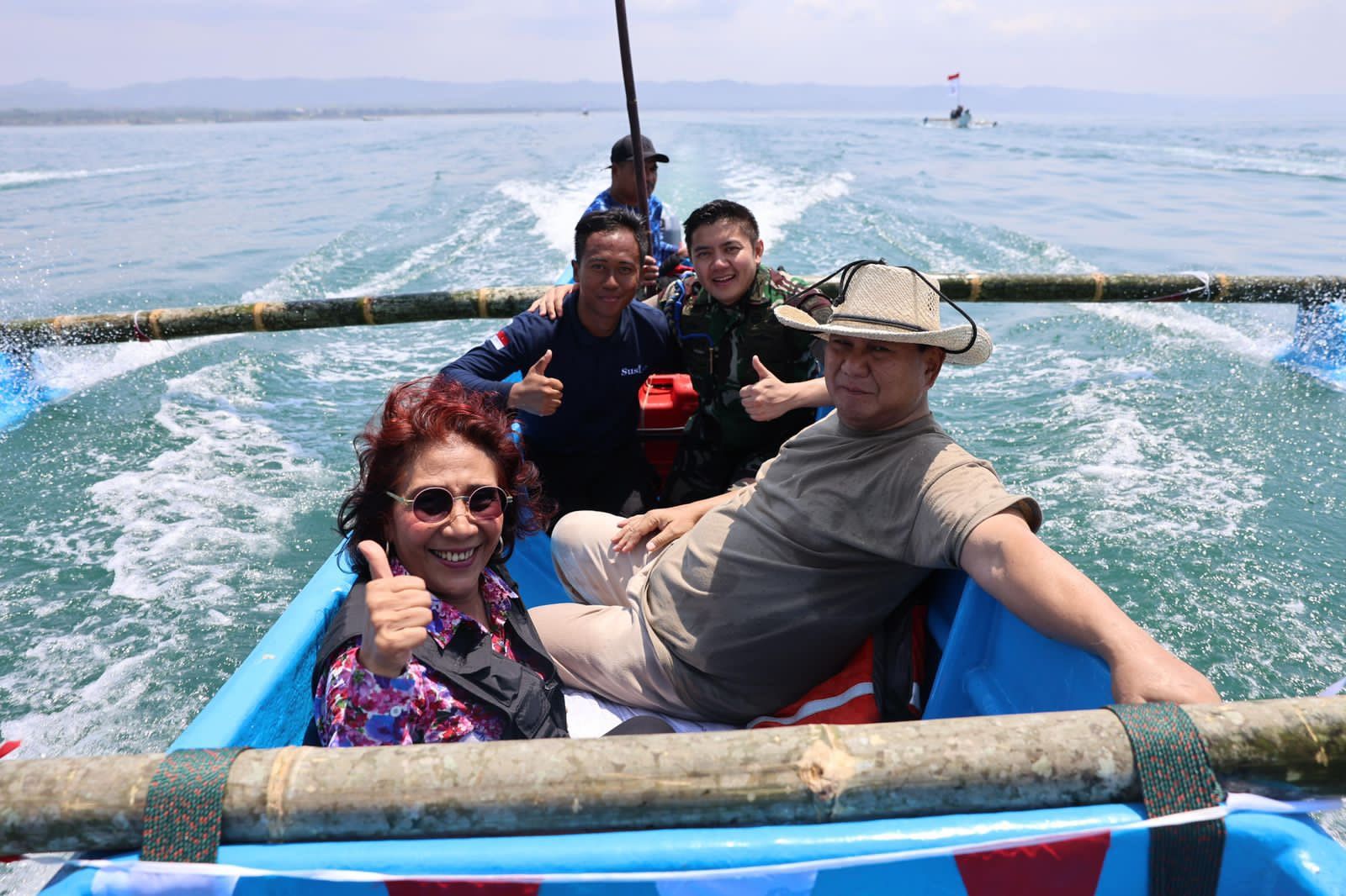 Momen kebersamaan Prabowo naik kapal nelayan bareng Susi Pudjiastuti di Pangandaran