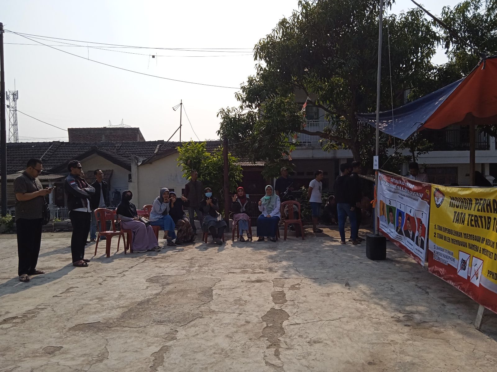 Suasana Pilkades Serentak. Pera pemilih sedang menanti giliran di TPS, Lapangan RT 4 RW 6 Sanggar Indah Banjaran, Desa Nagrak, Kecamatan Cangkuang, Kabupaten Bandung. 