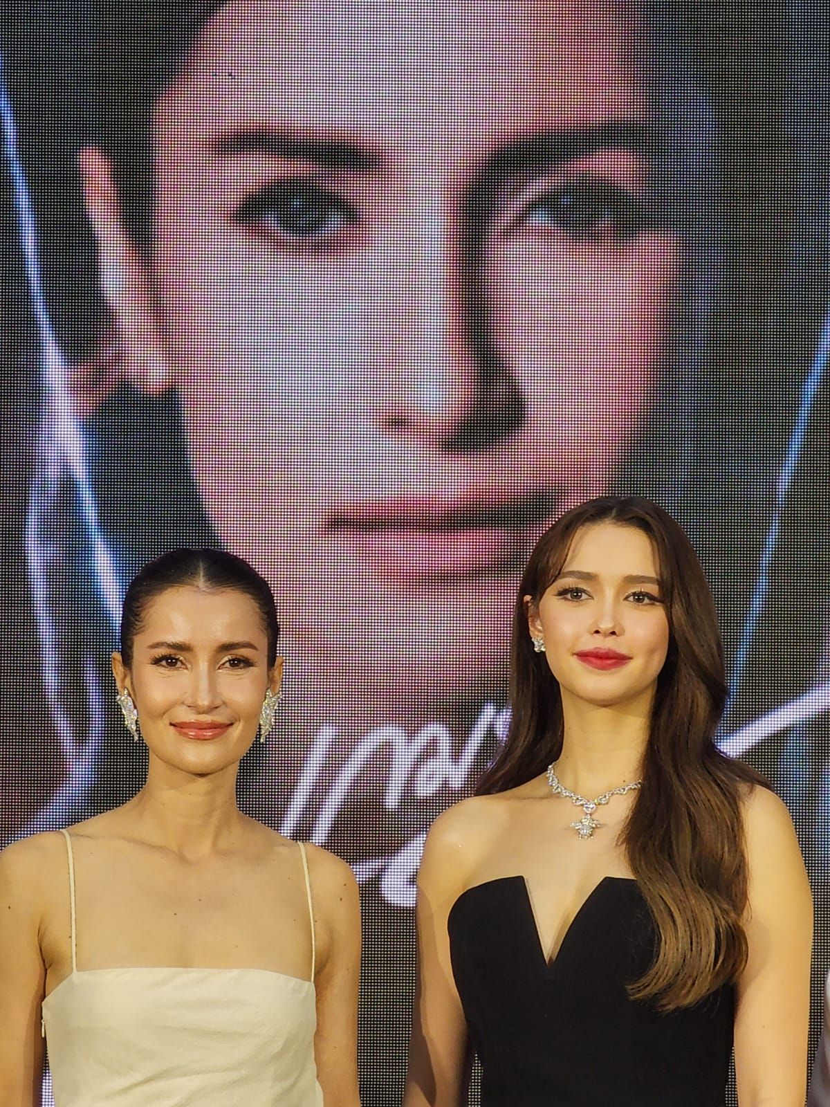 Pemeran dua wanita cantik, Jane dan Kate yang saling bersaing memperebutkan cinta dari Athin dalam drama Thailand The Betrayal