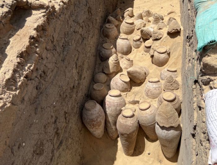 Penemuan arkeologi ratusan guci anggur kuno.