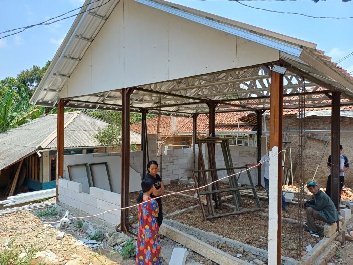 Warga berada di area rumah mangkrak yang dibangun oleh aplikator di Cianjur pada Selasa, 10 Oktober 2023. 