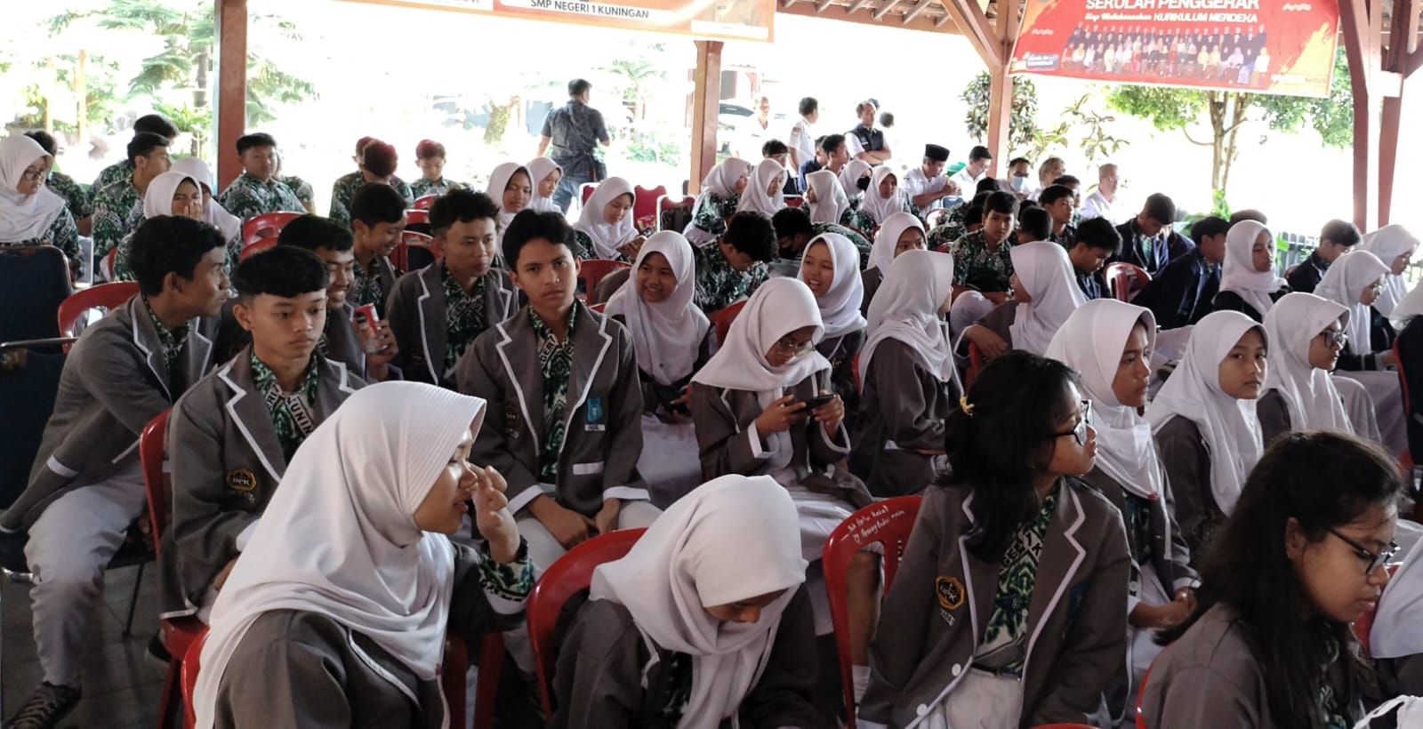 Siswa SMPN 1 Kuningan menghadiri launching Pimda Nyawah dengan Bupati Kuningan dan Kadisdikbud di aula kampus setempat.