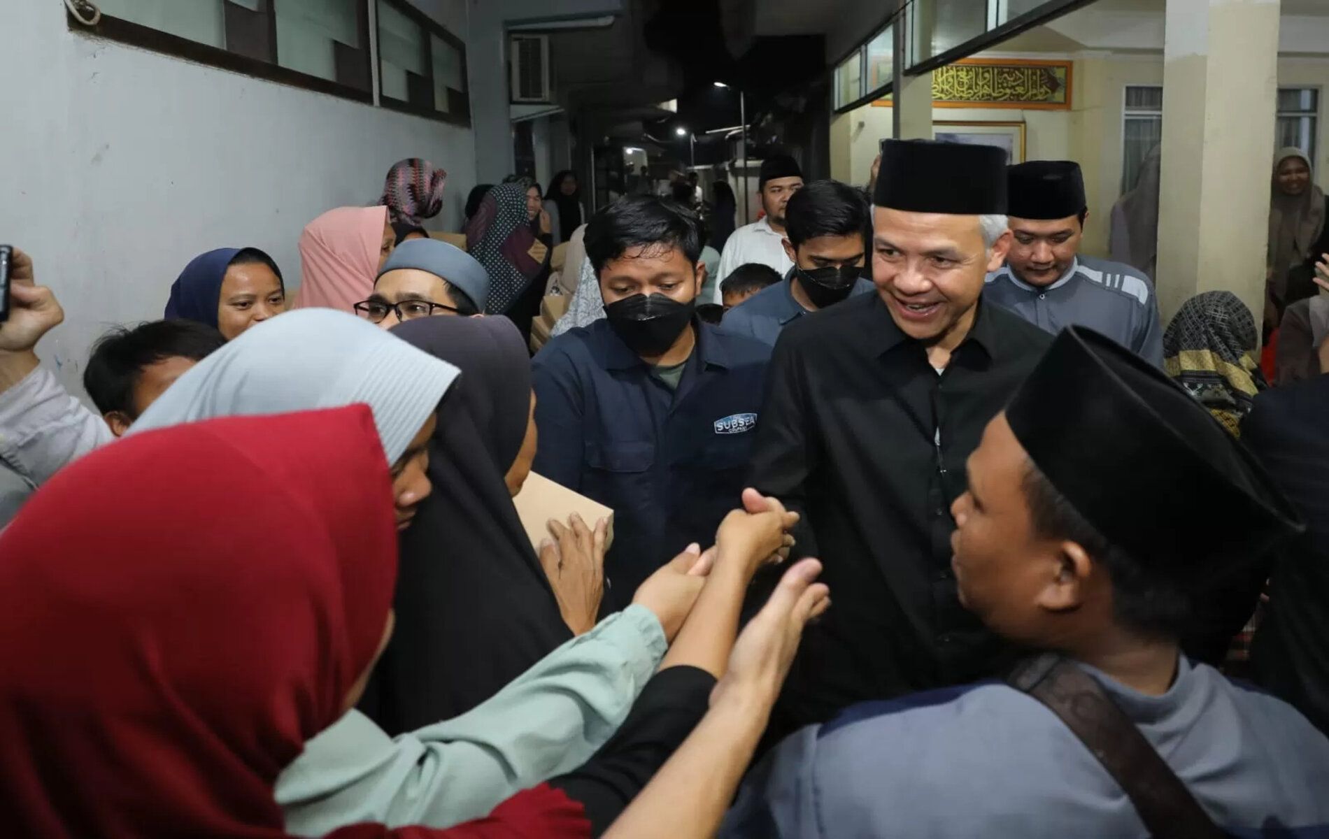 Bakal calon presiden (bacapres) Ganjar Pranowo berkunjung ke Pondok Pesantren Al-Falak Pagentongan, Kecamatan Bogor Barat, Kota Bogor. 