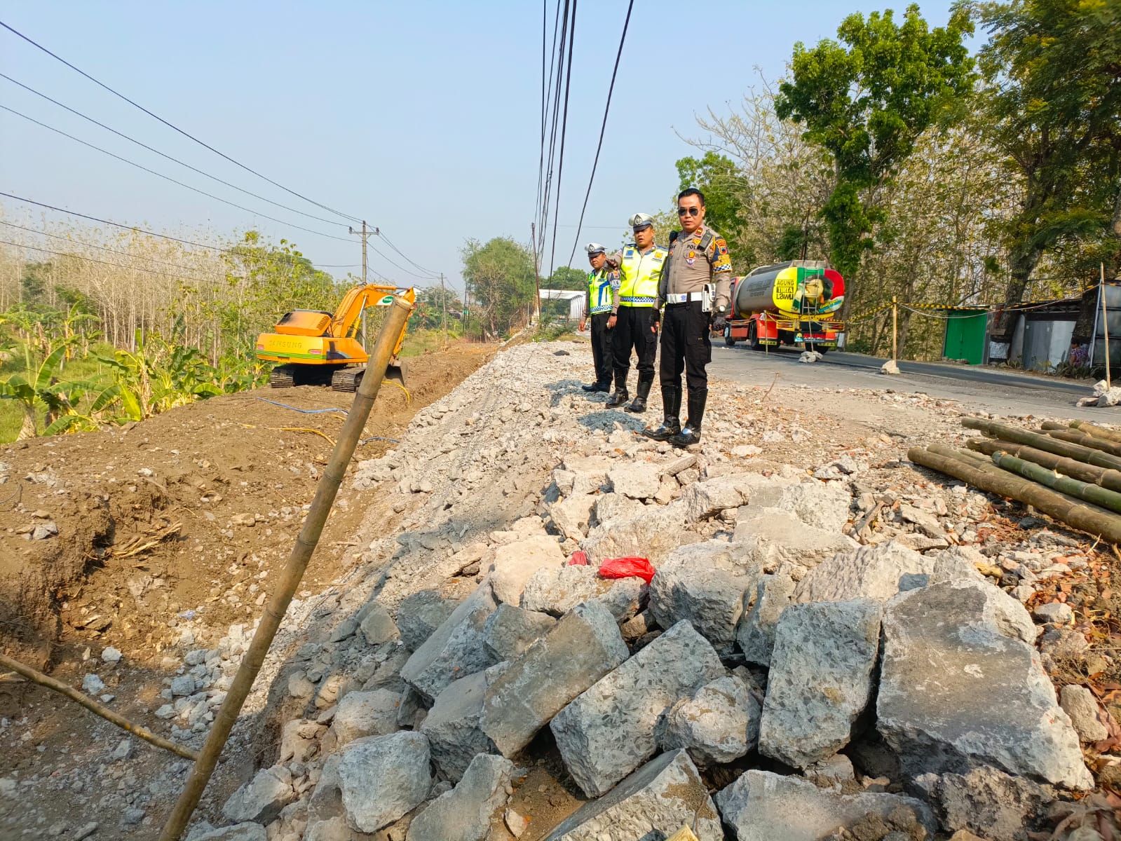 Adanya jalan yang longsor di Jalan Raya Purwodadi - Blora, tepatnya di Desa Dapurno Kecamatan Wirosari, Sat Lantas Polres Grobogan berlakukan sistem buka tutup.