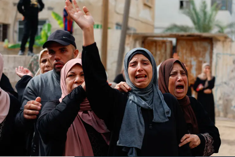 Warga Palestina menangis pilu saat menguburkan kerabat mereka .yang jadi korban perang.