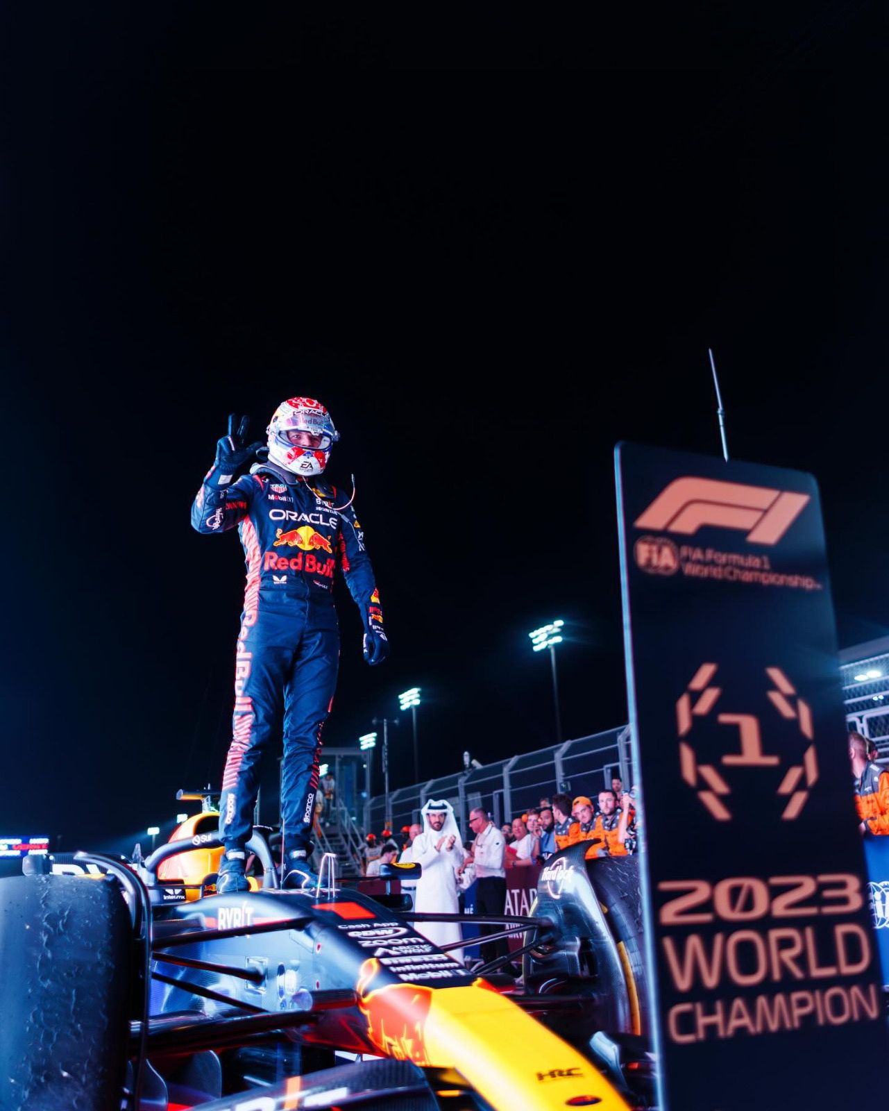 Verstappen meraih gelar juara dunia F1 pertamanya bersama tim Red Bull Racing Honda di akhir musim 2021. Ia kemudian berhasil mempertahankan gelar juara dunia F1 nya di tahun 2022 dan juga tahun 2023.*/  