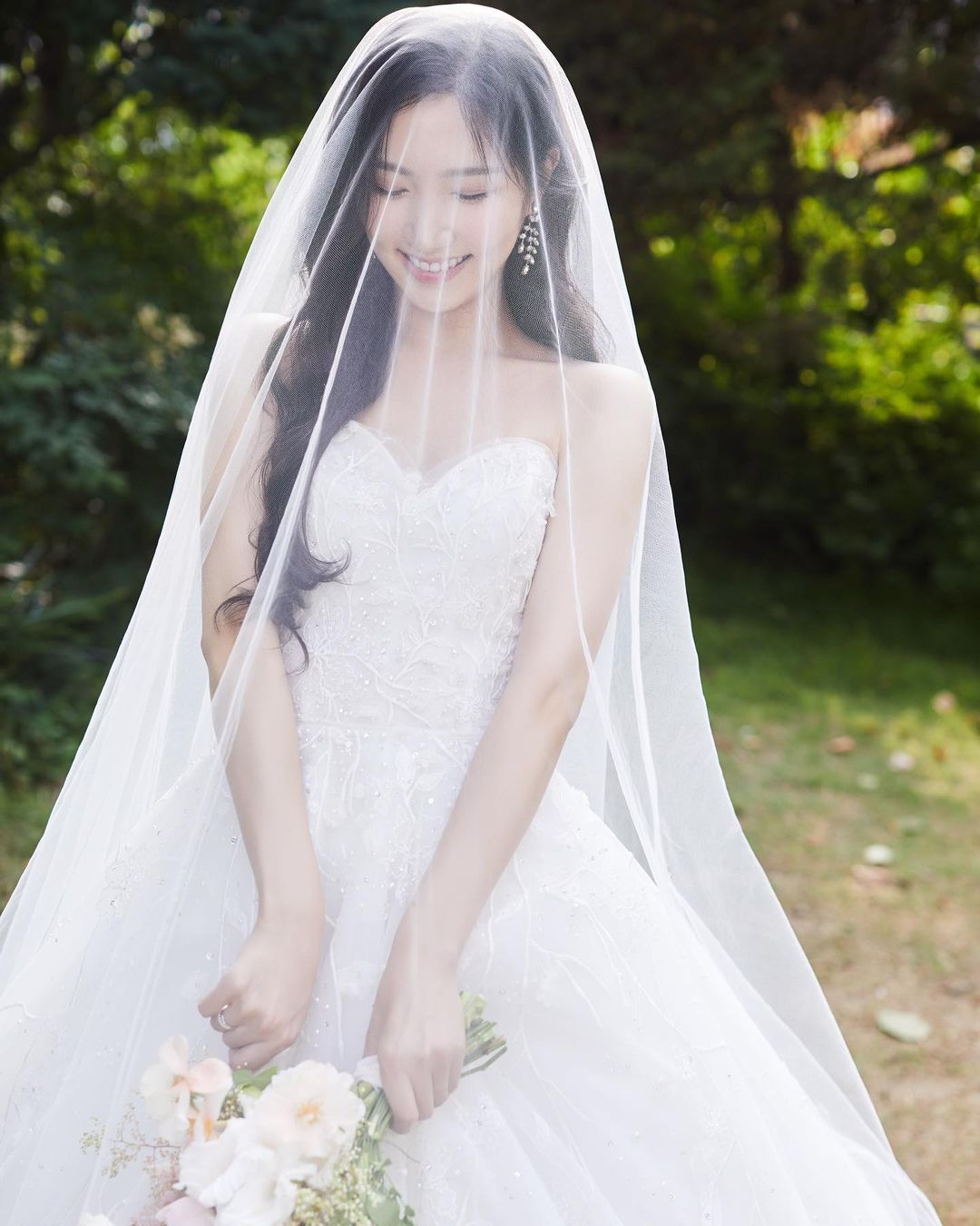 Hong Yoo Kyung Apink umumkan akan menikah 