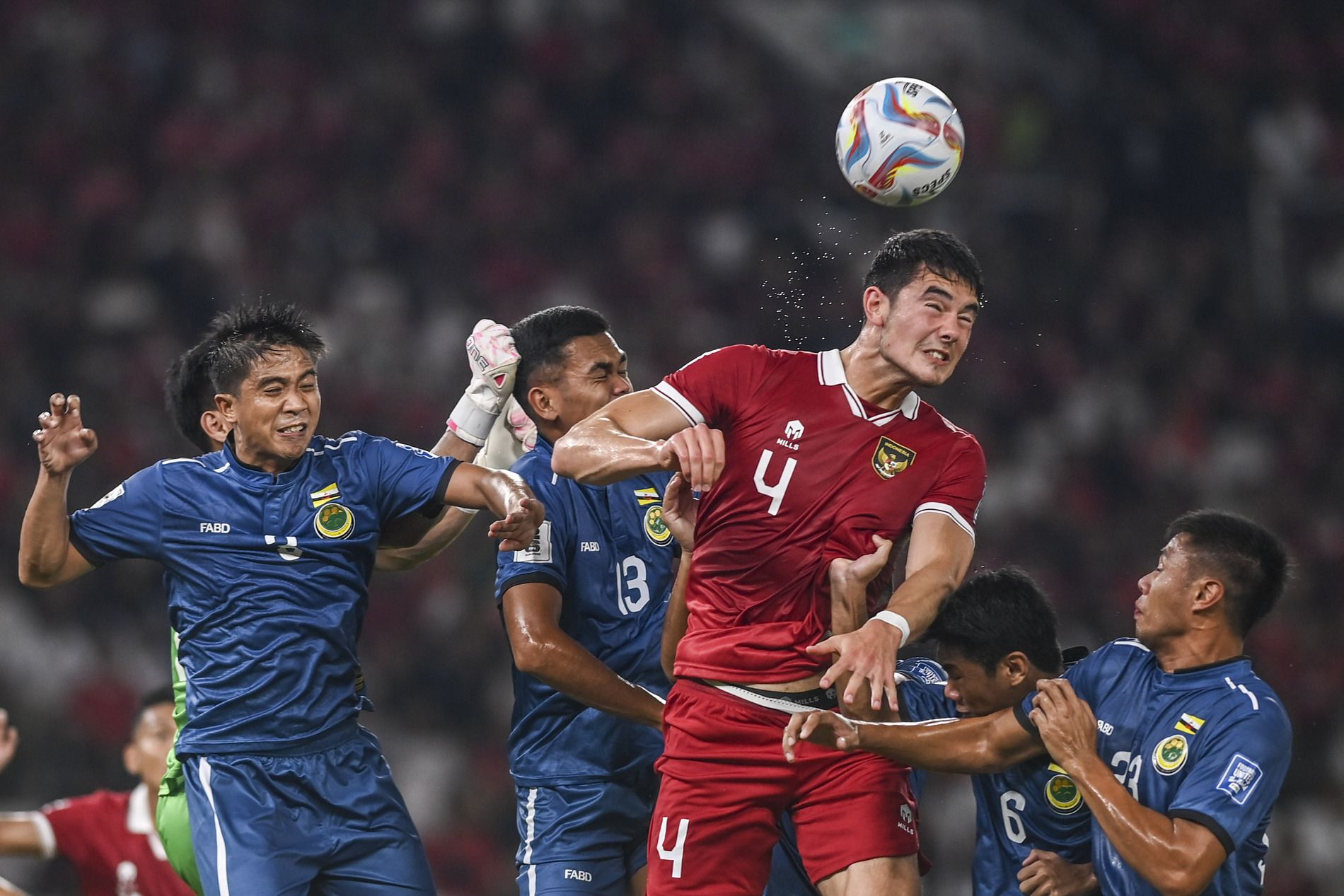 Pesepak bola timnas Indonesia Elkan Baggot (kedua kanan) berusaha menyundul bola yang dihadangan pesepak bola timnas Brunei dalam pertandingan leg 1 kualifikasi Piala Dunia 2026 babak pertama zona Asia di Stadion Utama Gelora Bung Karno (GBK), Senayan, Jakarta.