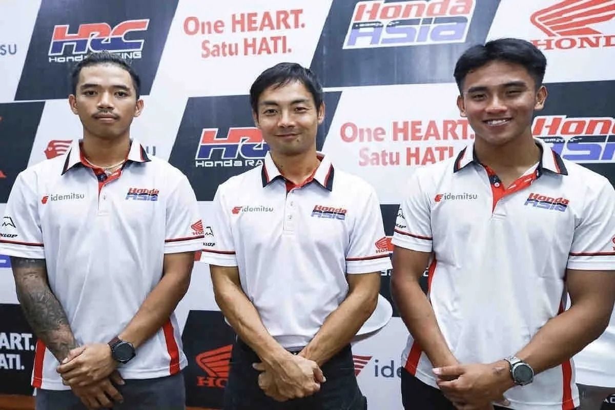 Mario Suryo Aji (kanan), Manager Honda Asia Team Hiroshi Aoyama (tenga), usai konferensi pers Honda Team Asia