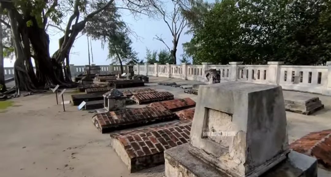 Komplek pemakaman Belanda di Pulau Onrust Kepulauan Seribu DKI Jakarta/tangkapan layar YouTube/channel HM Adventure