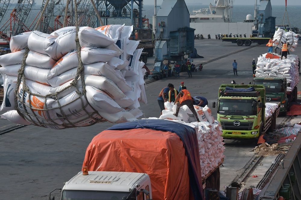 Sejumlah pekerja melakukan bongkar muat beras impor di Pelabuhan Tanjung Priok, Jakarta Utara, Kamis (12/10/2023). Impor Beras Perubahan Labelitas Indonesia sebagai Negara Agraris?