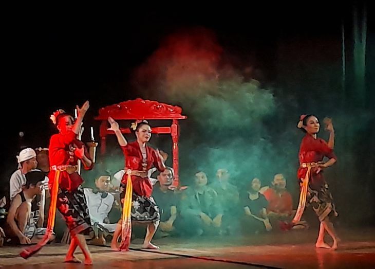 Tarian Jaipongan dan Pencak Silat menjadi bagian pertunjukan Kerajaan Timur Longser Bandoengmooi.