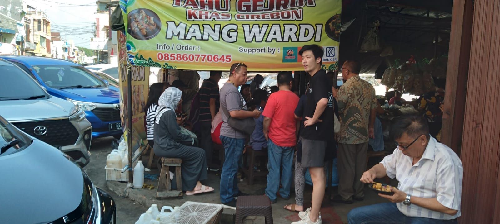 Suasana di Tahu Gejrot Mang Wardi di Cirebon