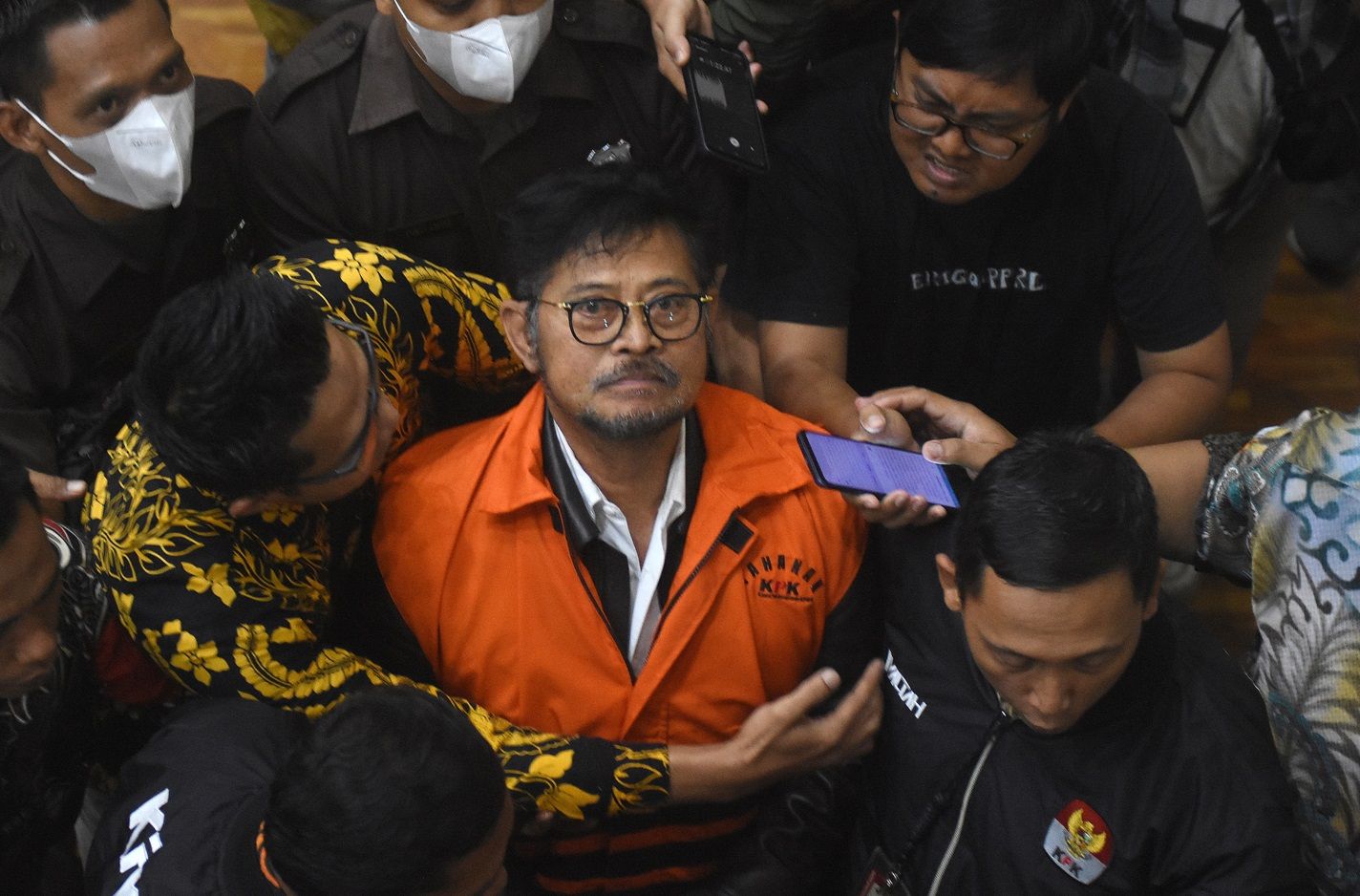 Mantan Menteri Pertanian Syahrul Yasin Limpo mengenakan rompi tahanan KPK usai konferensi pers penahanan dirinya di Gedung Merah Putih KPK, Jakarta pada Jumat, 13 Oktober 2023.