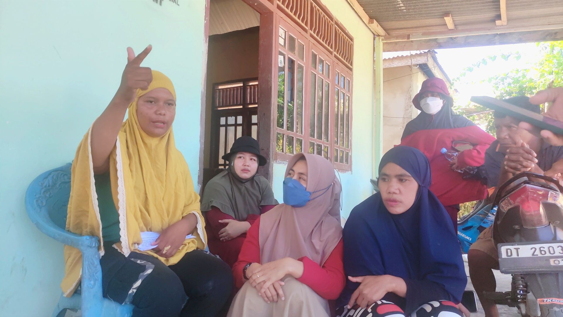Lili (jilbab kuning) bersama warga Desa Torobulu, Konawe Selatan yang menolak aktivitas penambangan PT WIN di areal pemukiman. 