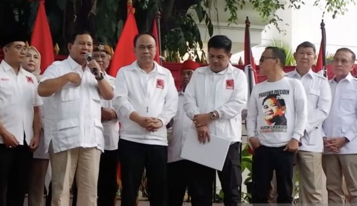 Ketum Projo Budi Arie Setiadi (ketiga dari kiri) dan Ketum Partai Gerindra Prabowo Subianto (kedua dari kiri) menyampaikan keterangan dalam deklarasi dukungan Projo terhadap Prabowo pada Pilpres 2024 di Jakarta, Sabtu 14 Oktober 2023. 