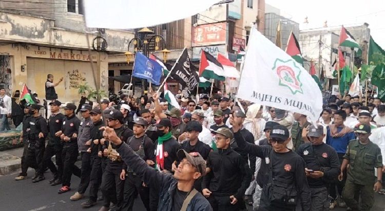 Pera pengunjuk rasa Bela Palestina long march di Jalan HZ Mustofa, Kota Tasikmalaya, Jumat 13 Oktober 2023.*/kabar-priangan.com/Arief Farihan Kamil 