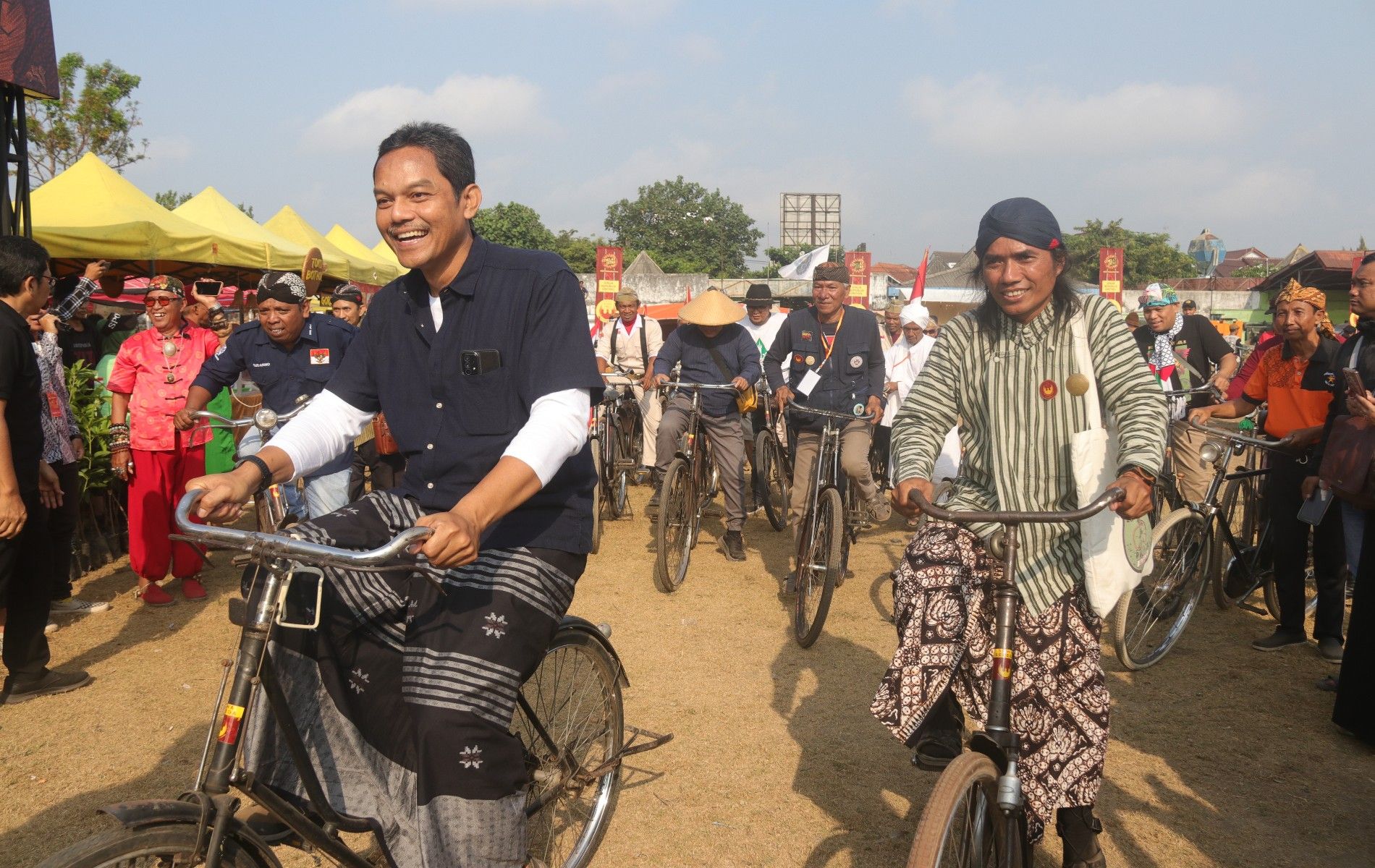 Presiden JRO #3 Muntowil (berpakaiannJawa) juga ikut bersepeda bersama ribuan peserta dengan menggunakan busana khas jawa.