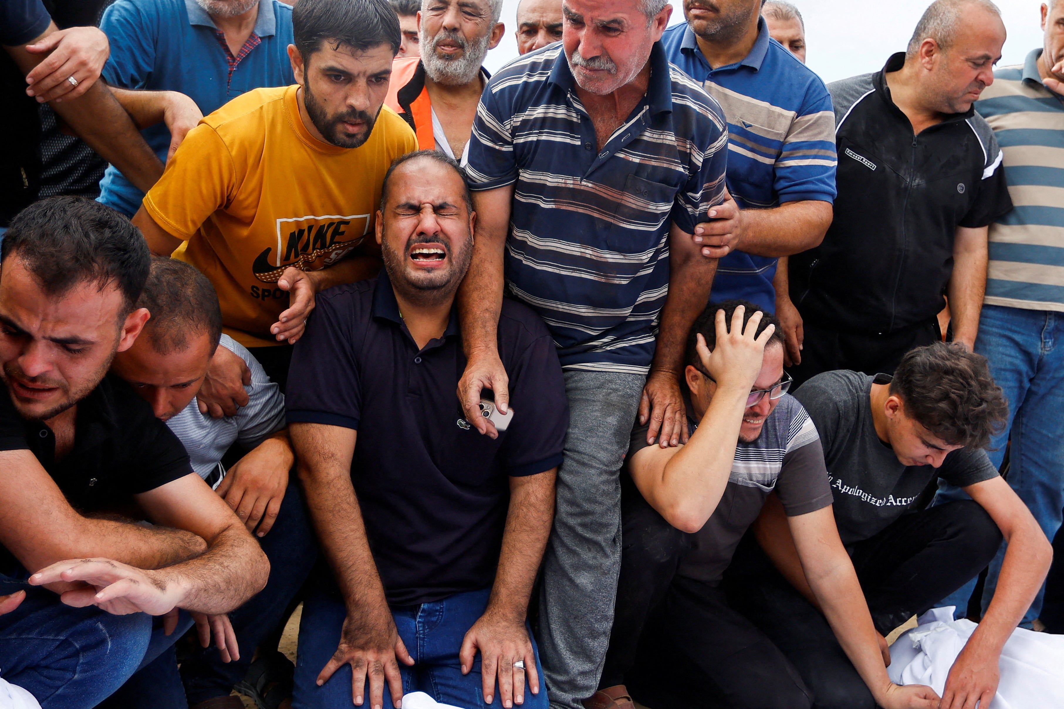 Reaksi para pelayat saat pemakaman anggota keluarga al-Agha Palestina, yang tewas dalam serangan Israel, di Khan Younis di selatan Jalur Gaza, 11 Oktober 2023.