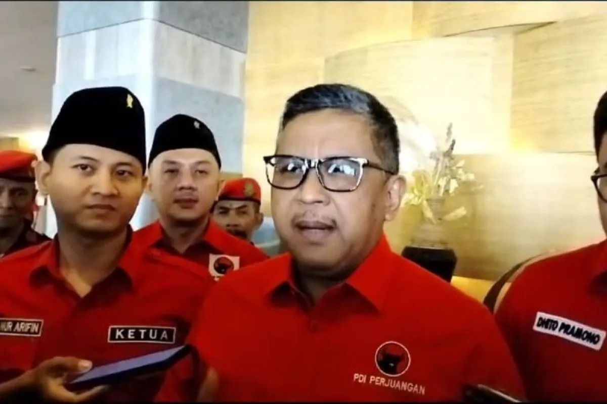 Sekjen PDI Perjuangan Hasto Kristiyanto ditemui usai menghadiri rapat koordinasi di salah satu hotel di Surabaya, Sabtu (14/10/2023).