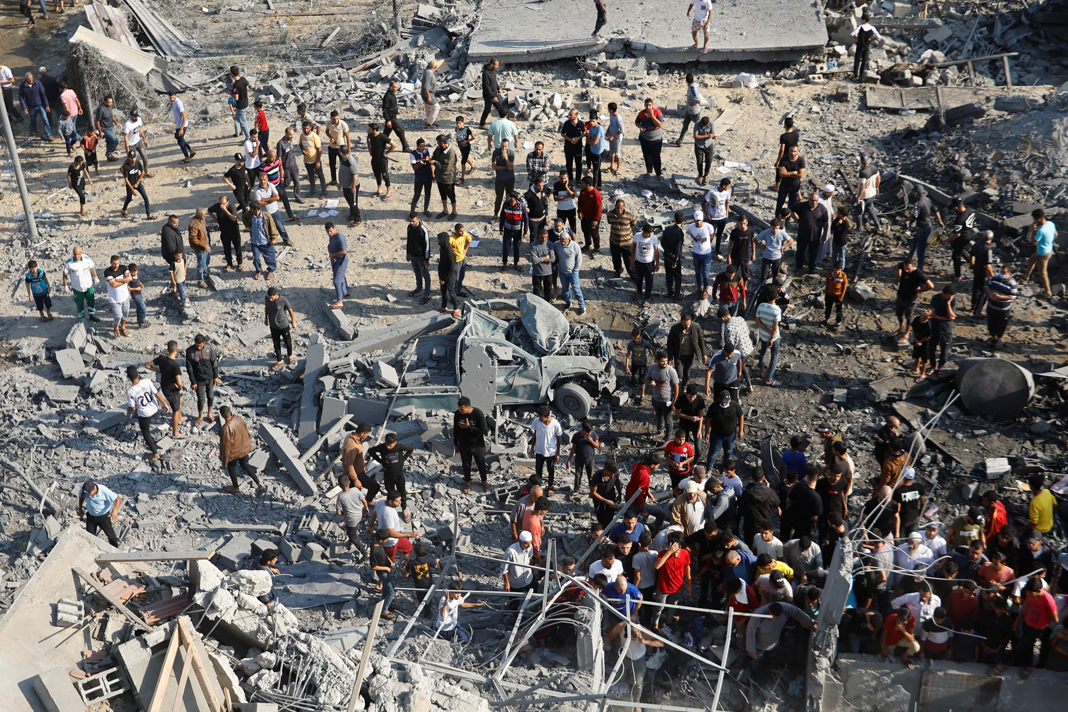Warga Palestina mencari korban di bawah reruntuhan pascaserangan Israel, di Khan Younis di selatan Jalur Gaza, pada 14 Oktober 2023.
