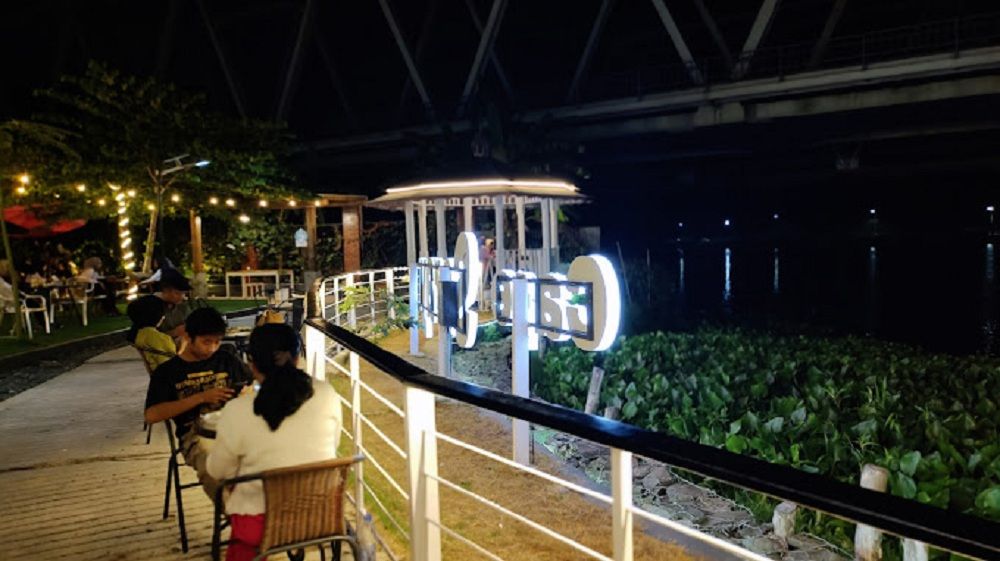 View Serayu  Cafe saat malam hari/ GMaps