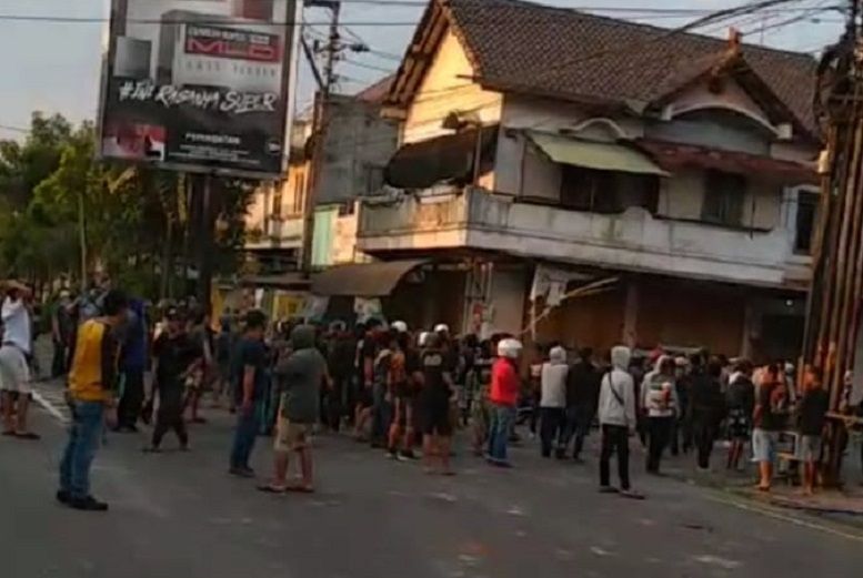 Bentrok antara dua kelompok massa pecah di jalan Jogja - Magelang, tepatnya di daerah Muntilan pada Minggu 15 Oktober 2023 