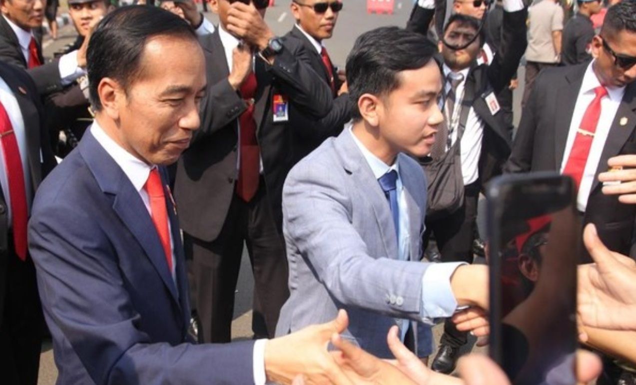 Presiden Jokowi bersama putra sulungnya, Gibran Rakabuming Raka.