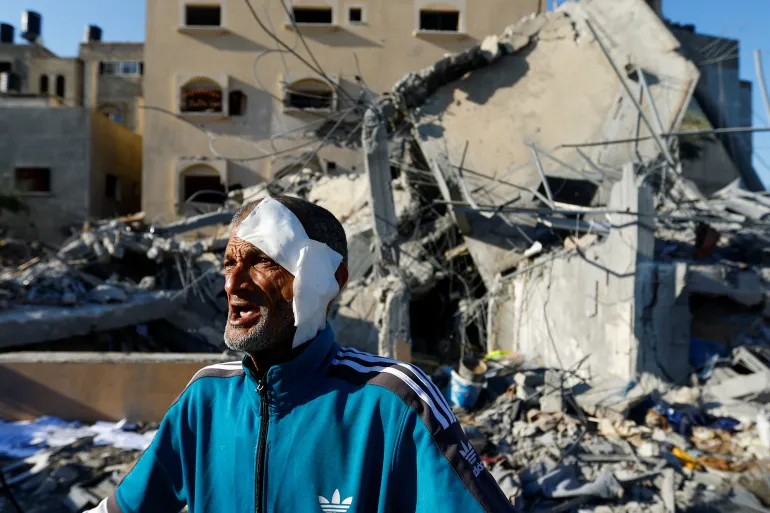 Pria Palestina Mohammad Abu Daqa selamat dari serangan Israel yang menewaskan 8 anggota keluarganya. Begini kondisi di Gaza.
