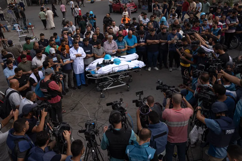 Warga Palestina, sebagian besar jurnalis, berkumpul di sekitar jenazah dua jurnalis Palestina, Mohammed Soboh dan Said al-Tawil, yang tewas akibat serangan udara Israel di Kota Gaza, Selasa, 10 Oktober 2023. / Fatima Shbair/AP Photo