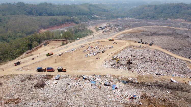 Sejumlah truk pengangkut sampah memasuki area TPA Sarimukti yang sebelumnya ditutup karena kebakaran di wilayah Desa Sarimukti, Kecamatan Cipatat, Kabupaten Bandung Barat, Senin 16 Oktober 2023.