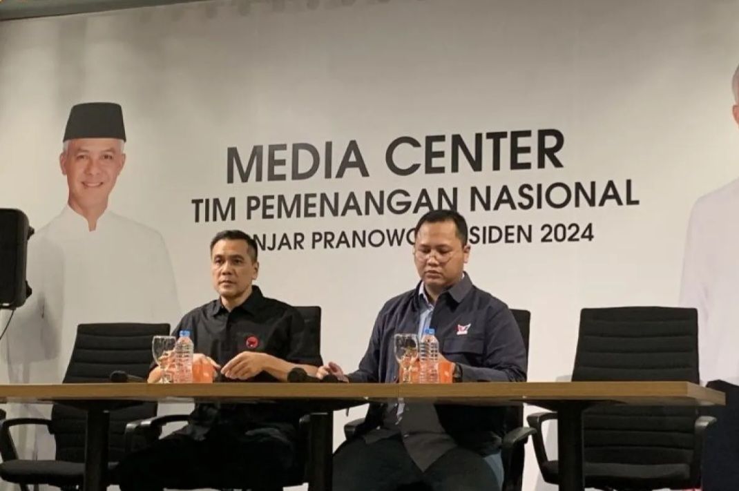 Juru Bicara TPN Ganjar-Mahfud Chico Hakim dan Tama S. Langkun dalam konferensi pers di Jakarta, pada Senin, 16 Oktober 2023.