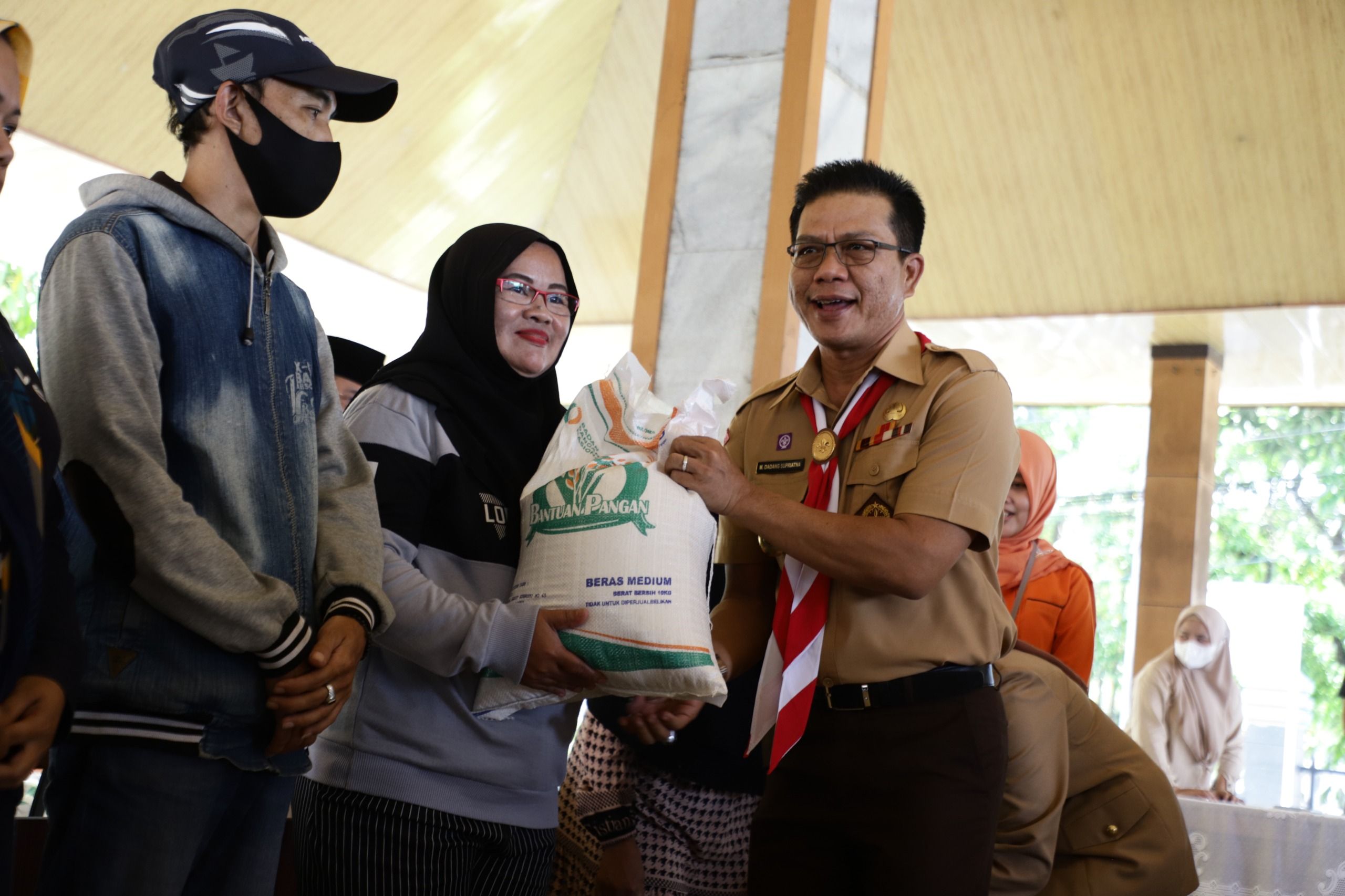 Bantuan beras dari Bupati Bandung Dadang Supriatna bagi warga yang membutuhkan untuk ketahanan pangan hadapi El Nino./ Diskominfo