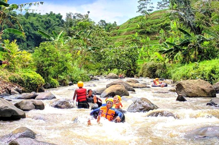 Wahana river tubing yang ada di desa wisata Singdangkasih