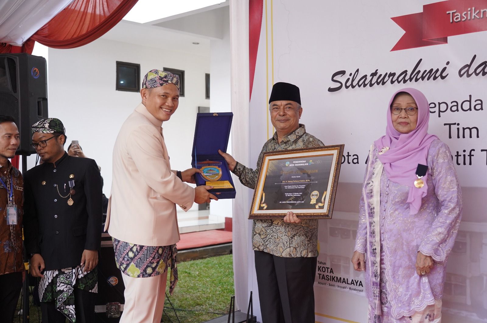 Pj walikota menyerahkan penghargaan untuk DR. Tatang FH