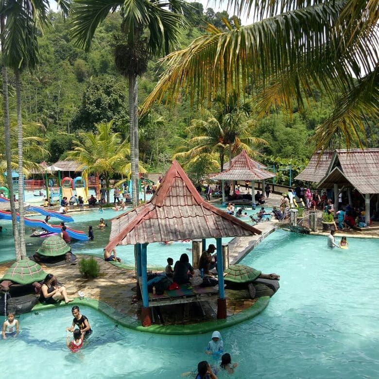 Suasana ramai di wahana kolam renang di Kampung TOGA Sumedang.*/ Instagram.com/@kampungtogasumedang